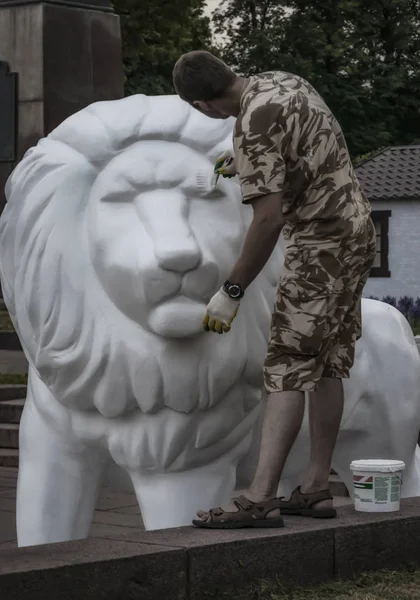 Bir adam heykel beyazlaştırır