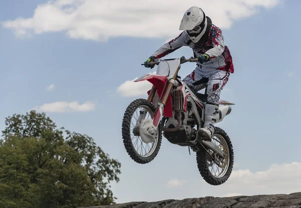 bir motosiklet binici