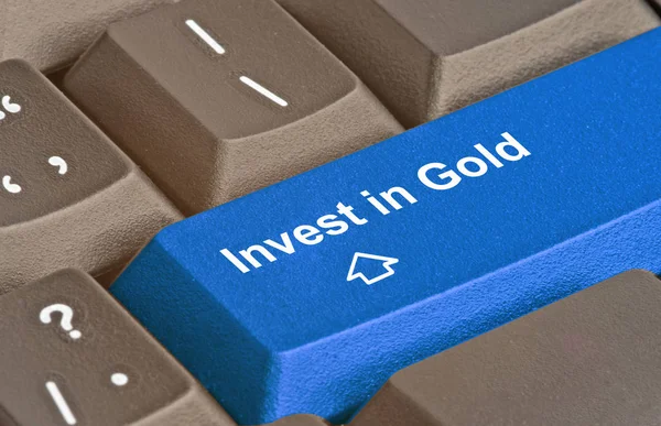 Keyboard with key to invest in gold — Stock Photo, Image