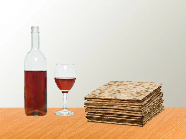 Close up van matza en goblet met rode wijn — Stockfoto