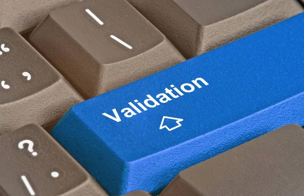 Toetsenbord met sleutel voor validatie — Stockfoto