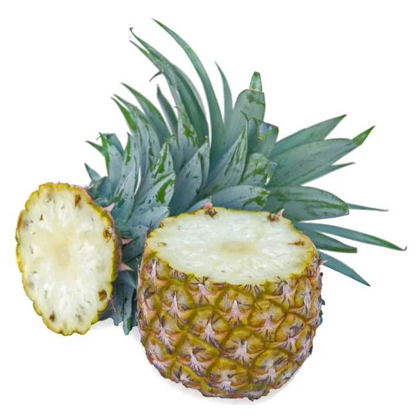 Sections d'ananas isolées sur fond blanc — Photo