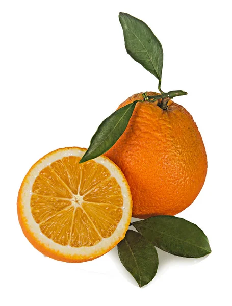 Pomarańcze i sekcje na białym tle — Zdjęcie stockowe