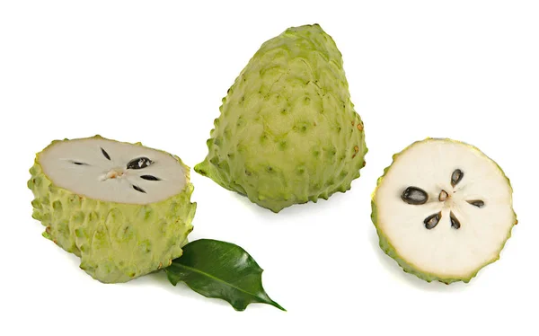 Разделы Soursop изолированы на белом фоне — стоковое фото