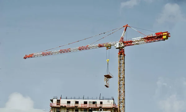 Uppförandet av byggnaden med kran — Stockfoto