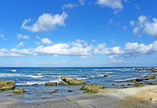 Ізраїльський середземноморський берег при низькому припливі — стокове фото