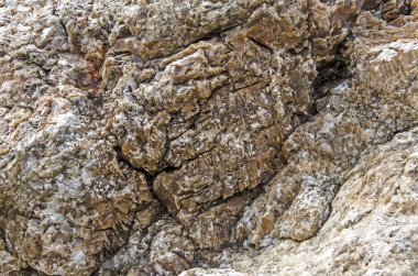 Kalsit kayasına yakın.