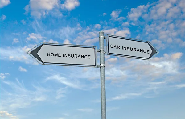 自宅や自動車保険への道路標識 — ストック写真