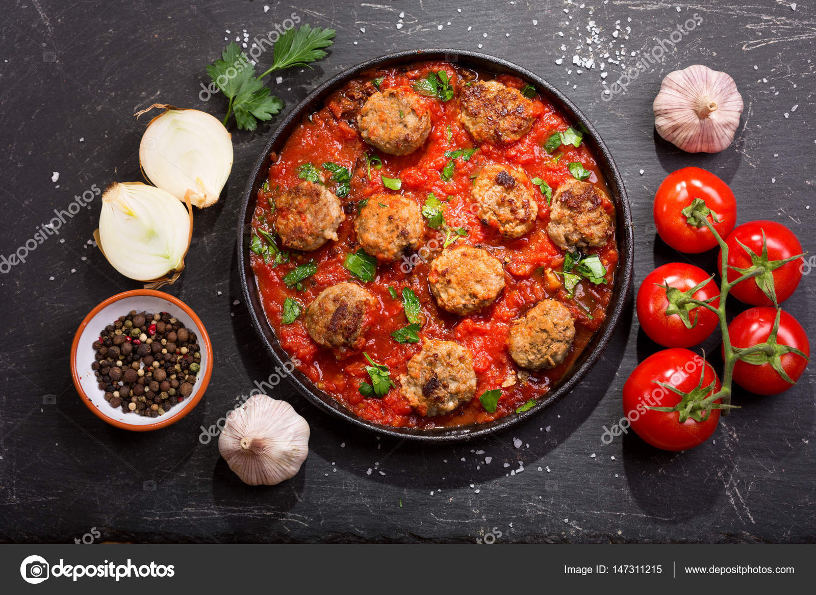 Güveçte Domates Soslu Köfte Tarifi Güveçte Domates Soslu Köfte Tarifi