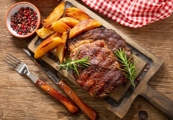 Biberiye ve sebze ile ızgara et — Stok Foto © Nitrub 123178544