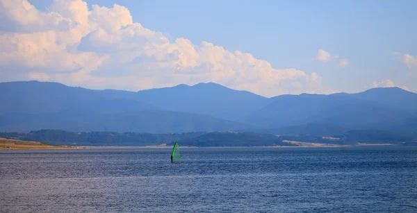 Windsurfing w jeziorze bułgarski — Zdjęcie stockowe