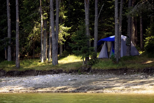 高山湖附近的帐篷 — 图库照片