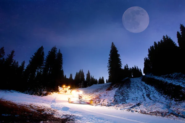 Ski traks på nigh — Stockfoto