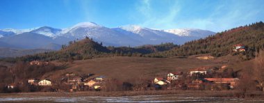dağlarda duran evlerin panoramik çekim