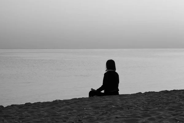 Youn mujer meditar —  Fotos de Stock