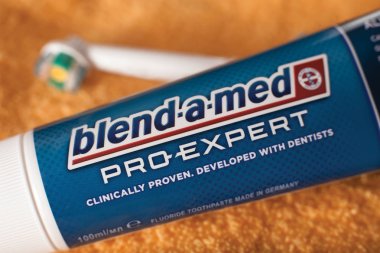 Dorkovo, Bulgaristan - 10 Şubat 2017: Karışım-a-med pro uzman diş macunu seçici odak.