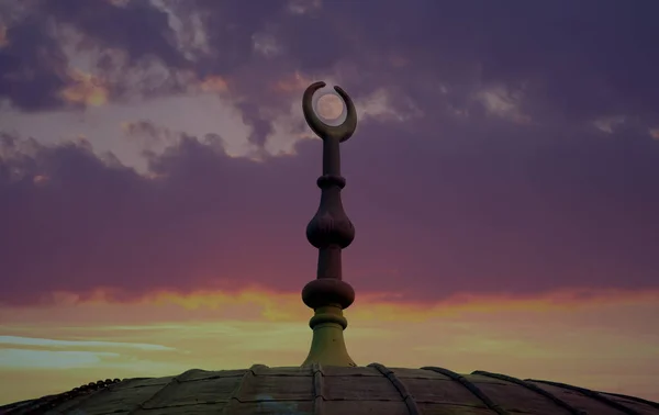 Ramadan Kareem background.Crescent lua em um topo de uma mesquita, hora do pôr do sol — Fotografia de Stock