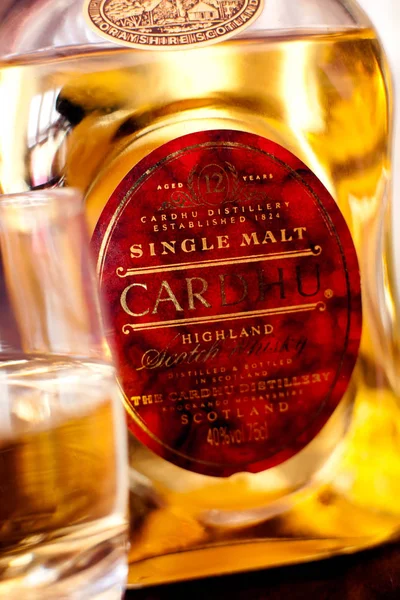 Dorkovo, Bułgaria - 23 lutego 2017: Cardhu Highland Single Malt Scotch whisky Selektywny fokus, ustanowiony 1824. Whisky jest elementem głównym eksport Szkocji — Zdjęcie stockowe