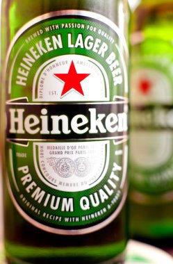 Dorkovo, Bulgaristan - 13 Mart 2017: Heineken'in bar masası nın üzerinde yaptığı makro atış, renkli kulüp ışıkları . Heineken Lager Bira Heineken International amiral gemisi ürünüdür