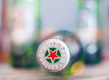 Dorkovo, Bulgaristan - 13 Mart 2017: Heineken'in bar masası nın üzerinde yaptığı makro atış, renkli kulüp ışıkları . Heineken Lager Bira Heineken International amiral gemisi ürünüdür