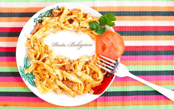 Bolognese Pasta Auf Buntem Hintergrund Flache Lageansicht Text Für Menüseiten — Stockfoto