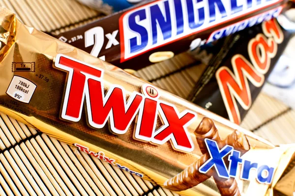 Dorkovo, Bulharsko - 20. března 2017: Twix, Mars, Snickers a Bountey čokoládové tyčinky vyrobené společností Mars Incorporated. Twix název se používá od roku 1991 — Stock fotografie