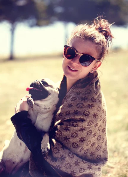 Genç kız ve güneşli alana poz onun sevimli pug köpek filtre vintage bir görünüm — Stok fotoğraf