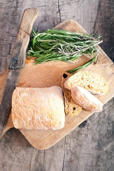 Domowy chleb z ziołami na drewnianej tło vintage — Zdjęcie stockowe