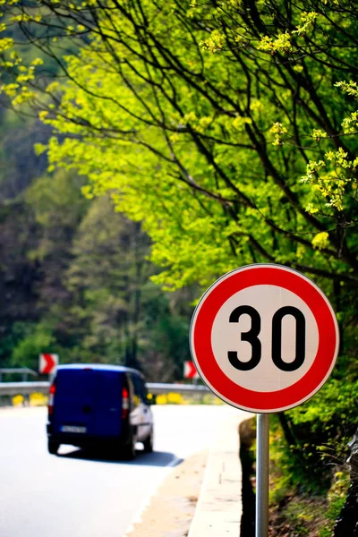 高山路的限速标志 焦点位于右侧的限速标志上 — 图库照片