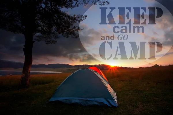 你在湖边时间保持冷静 去露营的概念背景与文本添加 出去用帐篷 — 图库照片