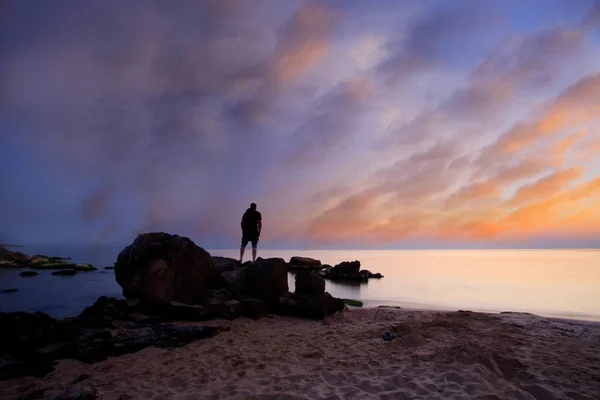Человек Успокаивает Красивый Морской Восход Красочными Драматическими Облаками — стоковое фото