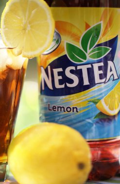 Sofia, Bulgaristan - 08 Mayıs 2017: Nestea, serinletici bir gerçek çay ve doğal limon lezzet ile yaptı. Nestea buzlu çay markasıdır ve içecek ortaklarının dünya çapında tarafından dağıtılmış
