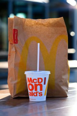Sofia, Bulgaristan - 08 Mayıs 2017: Mcdonald's paketi ile onların Restoran önündeki lokanta.
