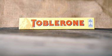 Sofia, Bulgaristan - 05 Mayıs 2017: Swiss Toblerone - süt çikolata Önden Görünüm, seçici odak, koyu ahşap arka plan