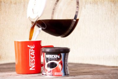 Sofia, Bulgaristan - 08 Mayıs 2017: Nescafe Kupası ahşap antika arka plan üzerinde.