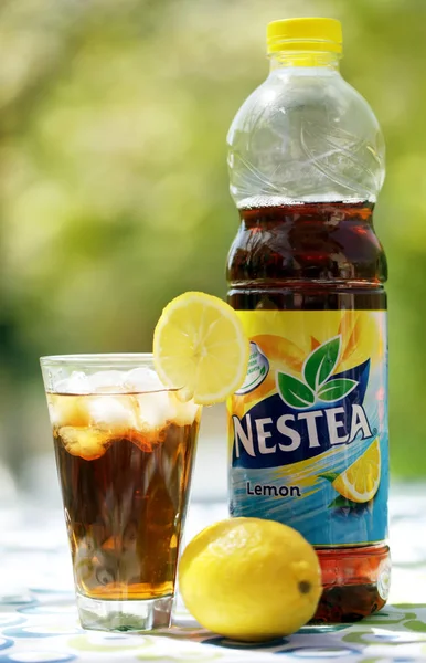 Sofie, Bulharsko - 08 květen 2017: Nestea, osvěžující se skutečný čaj a citrónovou příchutí. Nestea je značka ledového čaje a distribuována nápoj partnerů po celém světě — Stock fotografie