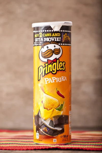 Sofie, Bulharsko - 08 květen 2017: Pringles Original bramborové lupínky dřevěné vintage pozadí. Pringles je populární značka snack hranolky vlastněné společností Kellogg. — Stock fotografie