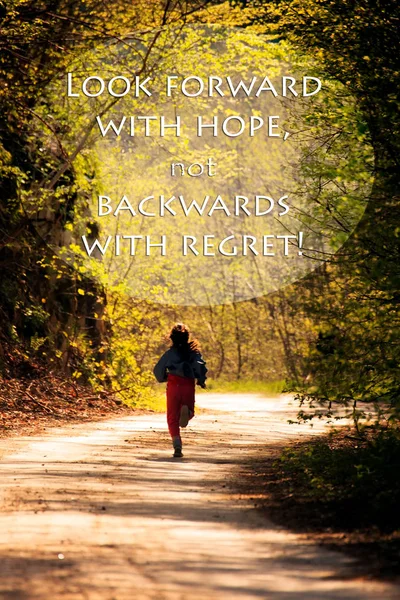 Affiche rétro avec citation motivante "Réjouissez-vous avec espoir, pas en arrière avec regret" — Photo