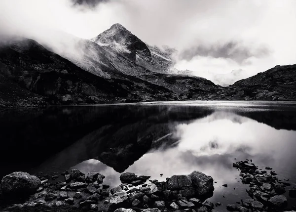 Pintoresco Plano Blanco Negro Paisaje Tranquilo Con Espejo Lago Montañas — Foto de Stock