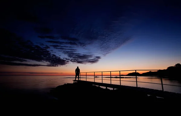 Hombre en un paseo marítimo mirando hermosas vistas al mar, al atardecer o a la hora dorada en el bulgaro Mar Negro —  Fotos de Stock