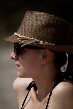 Şapkalı genç bir kadının yakın plan portresi.