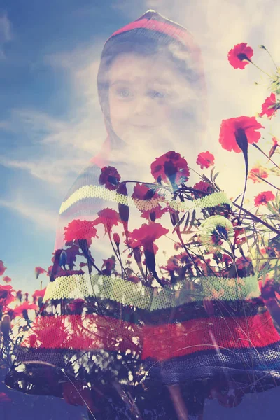 Kleines Mädchen und männliche Blumen, abstrakter Hintergrund im Doppelbelichtungsstil — Stockfoto