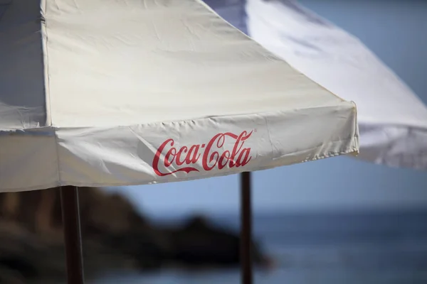 Sofia Bulgarien September 2017 Coca Cola Text Auf Regenschirm Strandnähe — Stockfoto