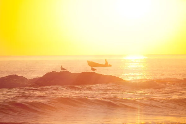 海に沈む夕日。美しい日の出。夕日の背景に海。夏には、夕方、海の波. — ストック写真