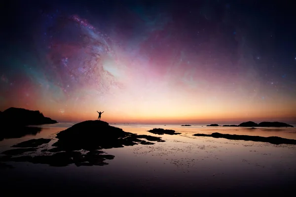人站在岩石背景的 gallaxy，概念的梦想以及宇宙-此图像元素是由美国国家航空航天局提供的 — 图库照片