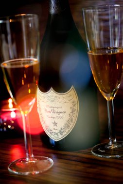 Sofya, Bulgaristan-29 Ekim 2017: Dom Perignon Vintage 2006 şampanya şişesi ve iki cam, ışıklar ve renkli Bar ışık bokeh