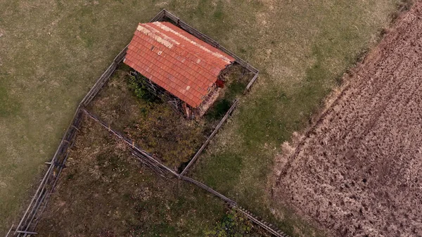 牧草地の木造納屋の空中ビュー — ストック写真