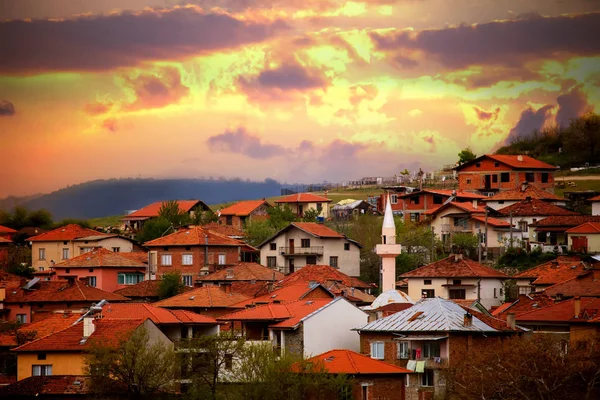 ブルガリアの山々の小さな村のモスク Hdrの夕日 — ストック写真