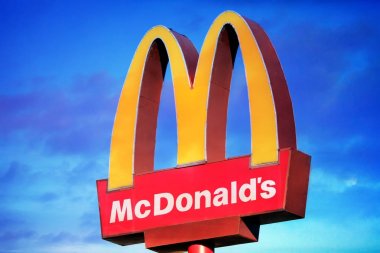 Sofya, Bulgaristan - Novembe:R 16, 2017: Dramatik gün batımı arka plan üzerinde Mcdonalds logosu. Mcdonalds dünyanın en büyük fast food zinciri, dünya çapında 31.000 'den fazla restoran, her gün 58 milyon müşteriye hizmet vermektedir