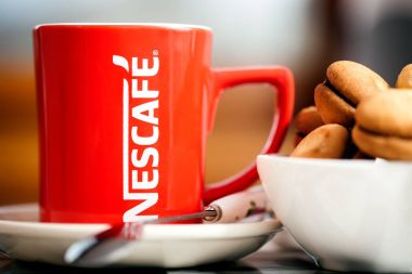 Dorkovo, Bulgaristan - Novembe:R 13, 2017: Nescafe Gold Blend hazır kahve ve bisquits